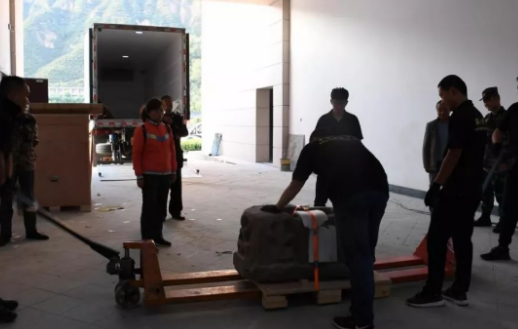 甘肅平涼市博物館換新館，手動液壓搬運車參與文物搬運環節