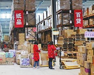 手動(dòng)液壓搬運(yùn)車(chē)在超市配送中心倉(cāng)庫(kù)內(nèi)來(lái)回穿梭