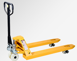 小型家電生產工廠使用手動叉車搬運原材料